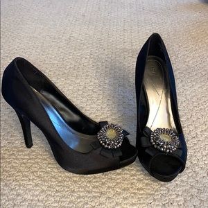Black pumps